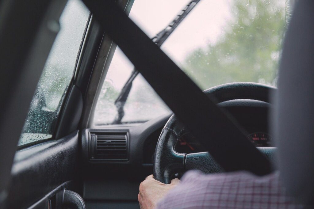 Řidiči s pojištěním auta jsou za volantem spolehlivě kryti.