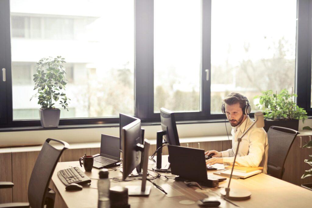 Kontakt na infolinku Allianz pojišťovny – 241 170 000 je dostupný v pracovních dnech od 8:00 do 18:00, asistenční služba pro klienty cestovního pojištění pak operuje 24/7.