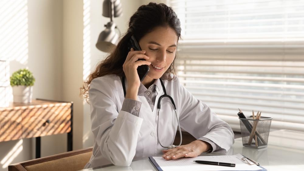 Pokud se klient potřebuje zeptat na svůj zdravotní stav, může využít službu Lékař na telefonu.